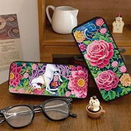 2 brilleetuier med blomster og hest